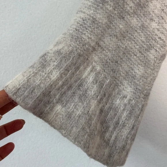 Free People Oversized Cozy Alpaca/Mohair Knit Bell-Sleeve V Neck Top Sweater M - Picture 9 of 13